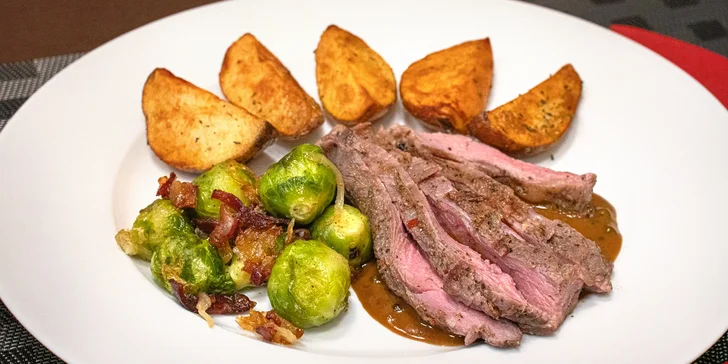 Tříchodové menu pro 2 osoby: salát caprese, hovězí flank steak a čokoládový fondant