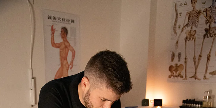 Masáž dle výběru: aromaterapeutická, kosmetická, medová i baňkování nebo lávové kameny