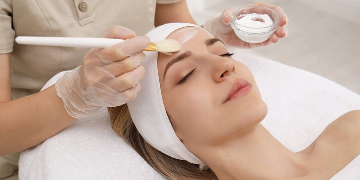 Kosmetické ošetření dle výběru: péče s čistěním, regenerací nebo chemickým peelingem