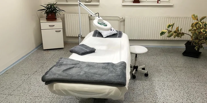 Kosmetické ošetření dle výběru: péče s čistěním, regenerací nebo chemickým peelingem