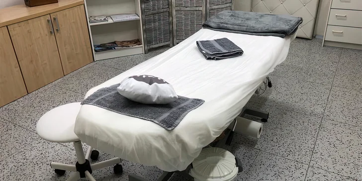 Kosmetické ošetření dle výběru: péče s čistěním, regenerací nebo chemickým peelingem