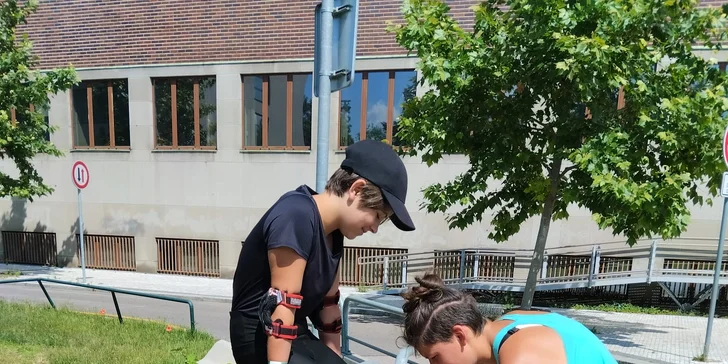 60min. lekce na skákacích botách včetně ukázky triků pro 1 i 2 osoby