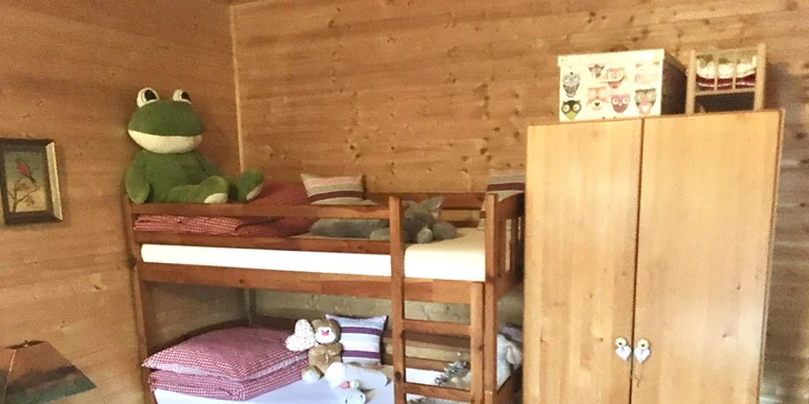 Wellness chata v Lužických horách až pro 9 lidí: terasa s výhledem na rybník, vířivka a v létě i bazén
