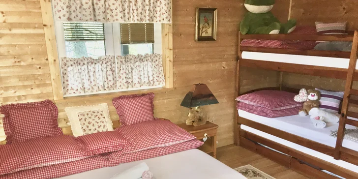 Wellness chata v Lužických horách až pro 9 lidí: terasa s výhledem na rybník, vířivka a v létě i bazén