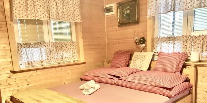 Wellness chata v Lužických horách až pro 9 lidí: terasa s výhledem na rybník, vířivka a v létě i bazén