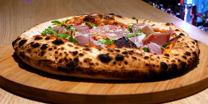 Jedna nebo dvě neapolské pizzy podle výběru z 11 druhů i s lahví vína