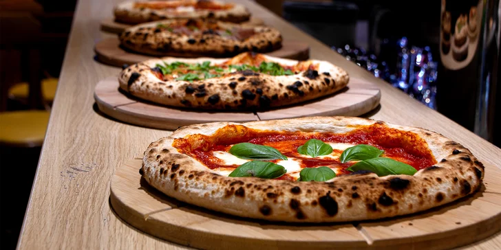 Jedna nebo dvě neapolské pizzy podle výběru z 11 druhů i s lahví vína