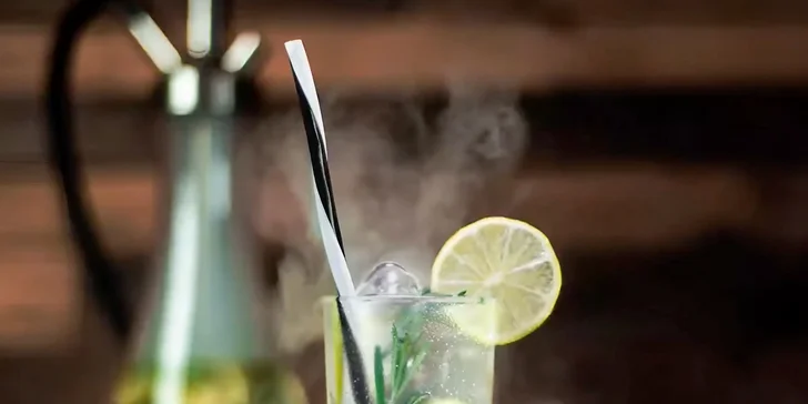 Udělejte si pohodový večer: 2 drinky i s vodní dýmkou dle vlastního výběru