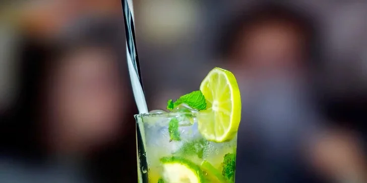 Udělejte si pohodový večer: 2 drinky i s vodní dýmkou dle vlastního výběru