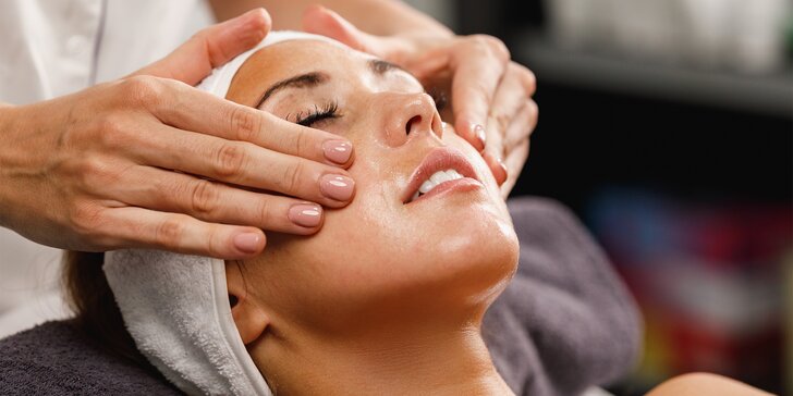 Kosmetické ošetření: luxusní pleťová karité masáž a perleťové ošetření pleti