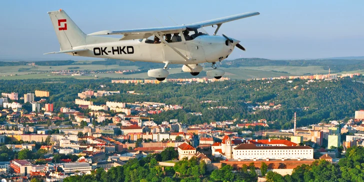 Nechte se unést do oblak: privátní vyhlídkový let v Cessně 172 až pro 3 osoby
