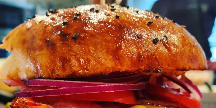 Kurz vaření Burger & Maso: vepřové špalíky, hovězí burger a kuře na červeném víně