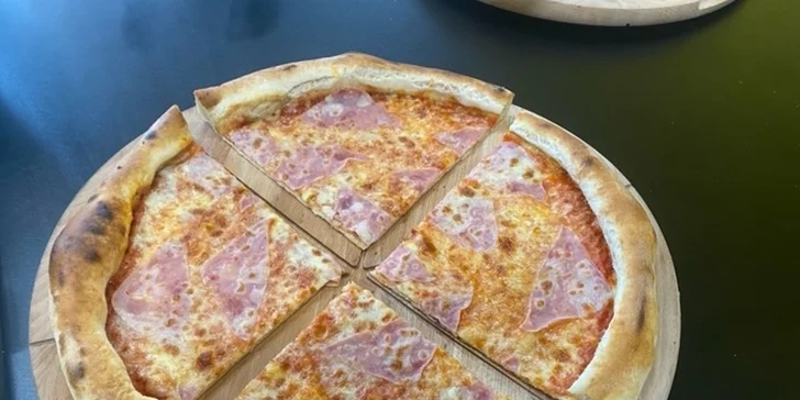 Čtvrtina pizzy o průměru 40 cm dle výběru z denní nabídky v Berouně