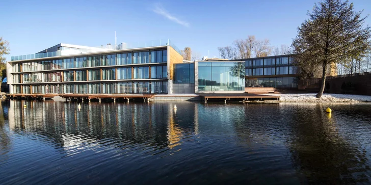 Boží pobyt se snídaní či polopenzí a neomezeným wellness v luxusním hotelu na břehu jezera