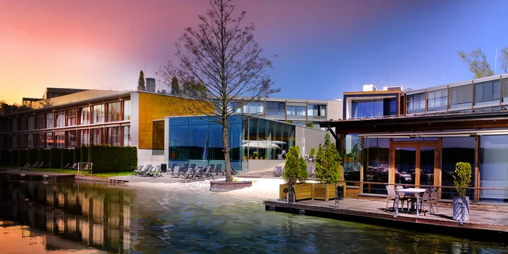 Boží pobyt se snídaní či polopenzí a neomezeným wellness v luxusním hotelu na břehu jezera