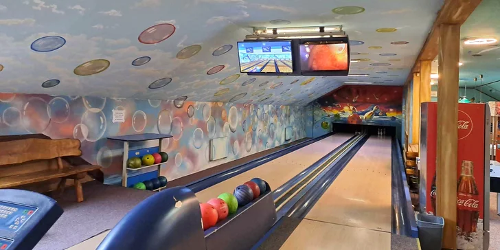 Masové i sýrové prkno a 1 hod. bowlingu až pro 6 osob: žebírka, řízky i smažené sýry