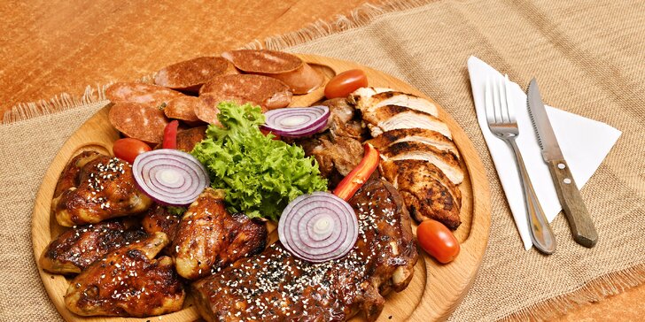 Pro milovníky masa: steaky, žebírka, křídla, klobásy i přílohy až pro 8 os.