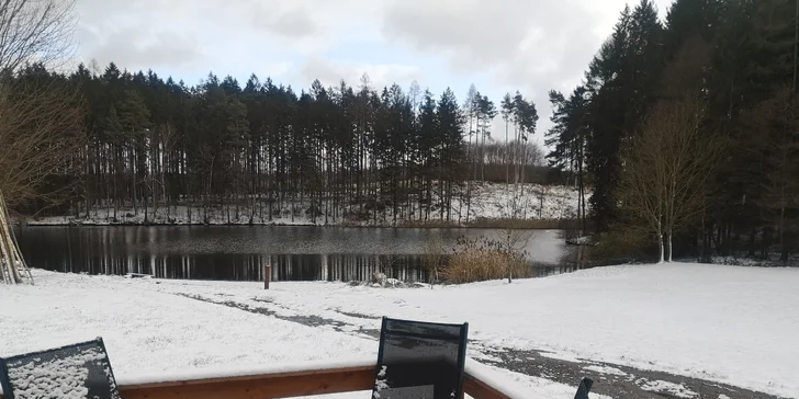 Luxusní chata v kempu na Vysočině: venkovní vířivka a výlety po kraji lesů a rybníků