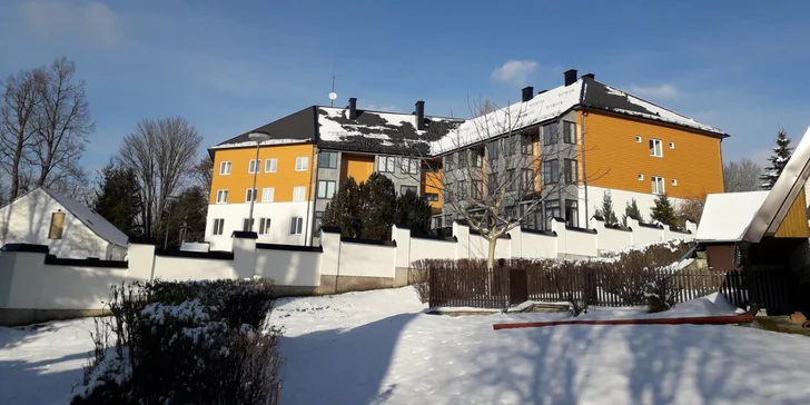 Zima na břehu Lipna: hotel s polopenzí, lyžování v Rakousku i bruslení na dosah ruky