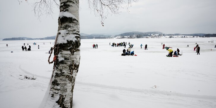 Zima na břehu Lipna: hotel s polopenzí, lyžování v Rakousku i bruslení na dosah ruky