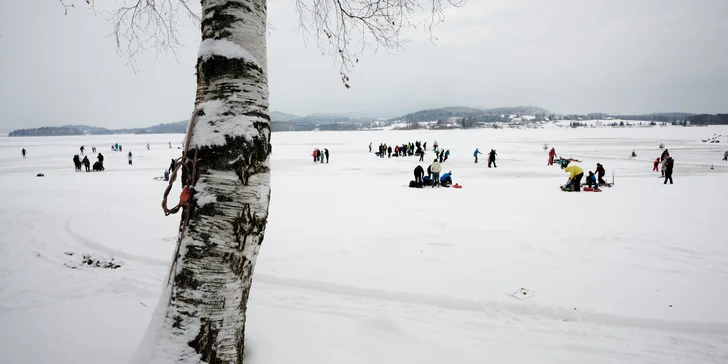 Zima na břehu Lipna: hotel s polopenzí, lyžování v Rakousku i bruslení na dosah ruky