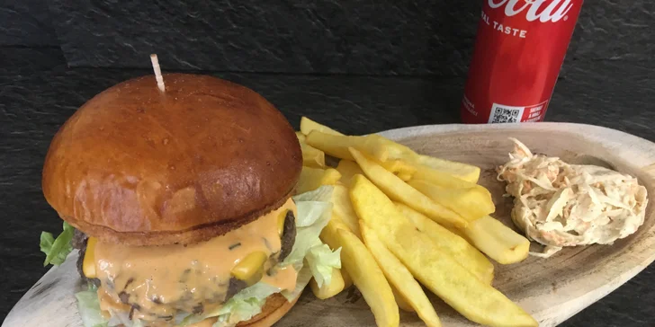 Nabité burger menu s hranolky, coleslawem a nápojem dle výběru pro jednoho i dva