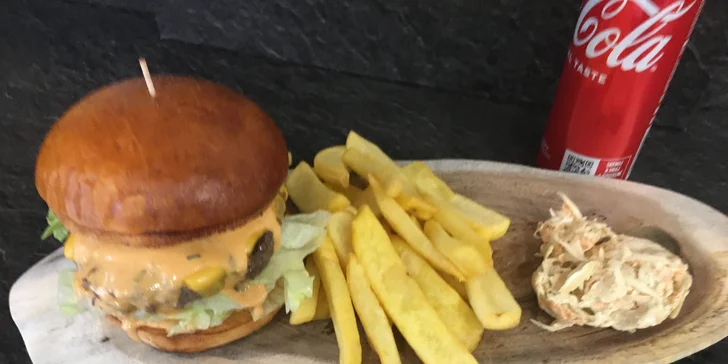 Nabité burger menu s hranolky, coleslawem a nápojem dle výběru pro jednoho i dva