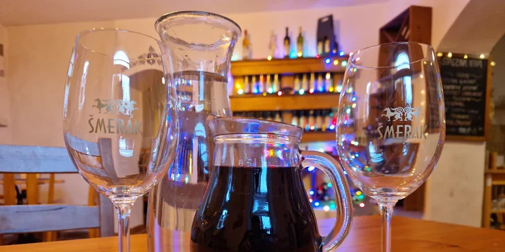 Posezení ve vinárně: 0,5 l vína z rodinného vinařství a degustační sýrovo-salámový talíř