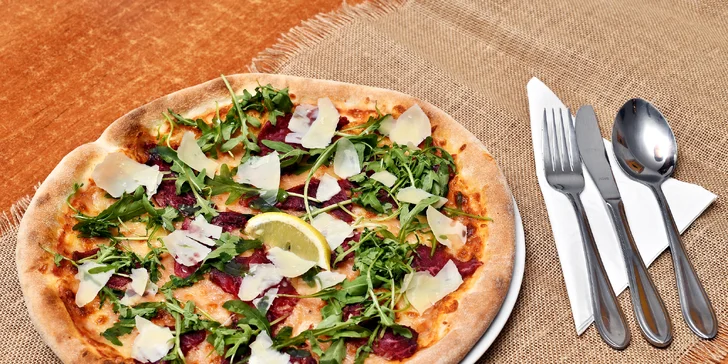 Pizza dle výběru v Nuslích pro 1–2 osoby: salami, quattro formaggi i carpaccio