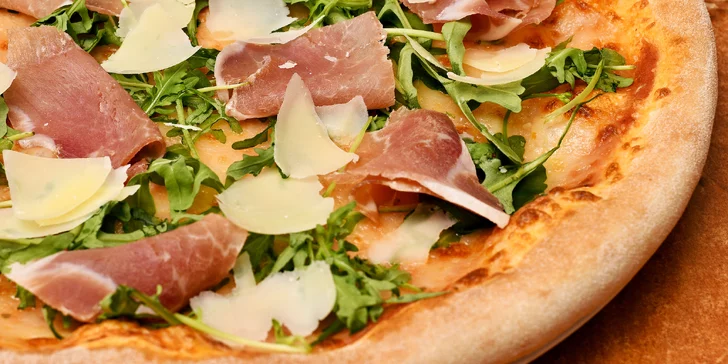 Pizza dle výběru v Nuslích pro 1–2 osoby: salami, quattro formaggi i carpaccio