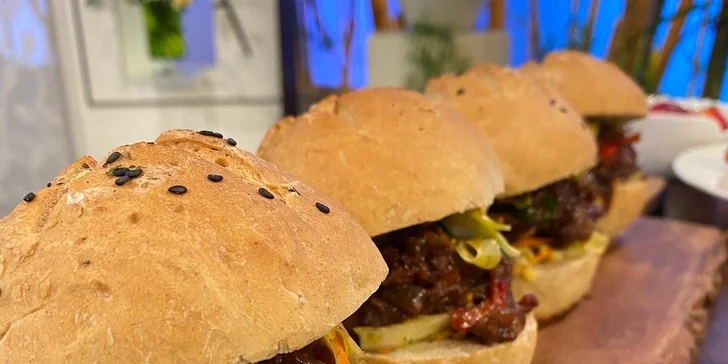 Kurz vaření Burger & Maso: vepřové špalíky, hovězí burger a kuře na červeném víně