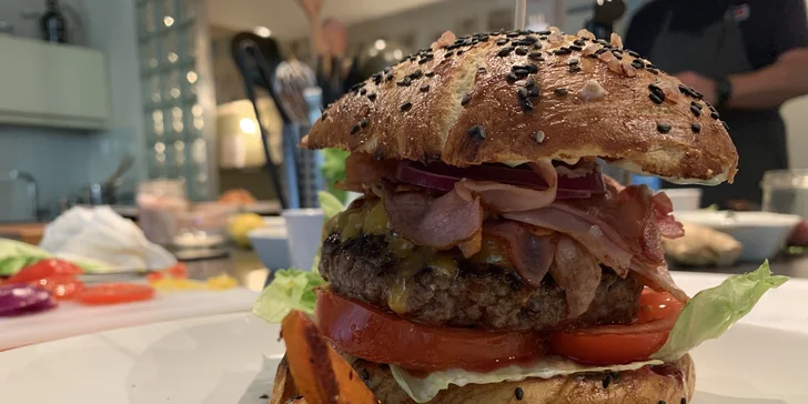 Kurz vaření Burger & Maso: vepřové špalíky, hovězí burger a kuře na červeném víně