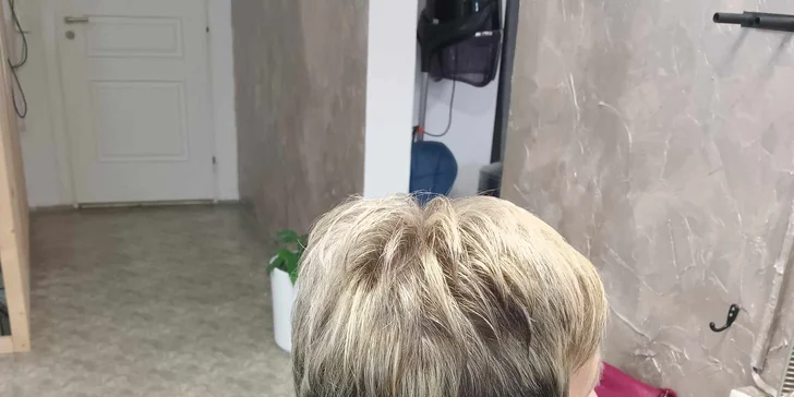 Perfektní střih vč. mytí a foukání i hloubková regenerace vlasů pro ženy