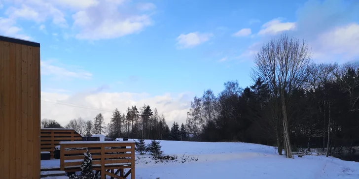 Luxusní chata v kempu na Vysočině: venkovní vířivka a výlety po kraji lesů a rybníků