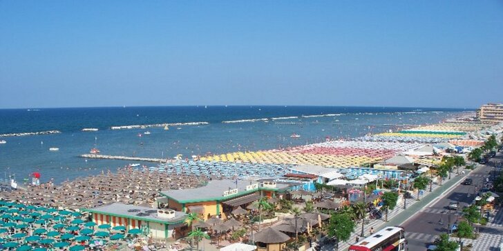 Rodinná dovolená u italského Jadranu: hotel 50 metrů od pláže, plná penze a koupání v bazénu, dítě zdarma