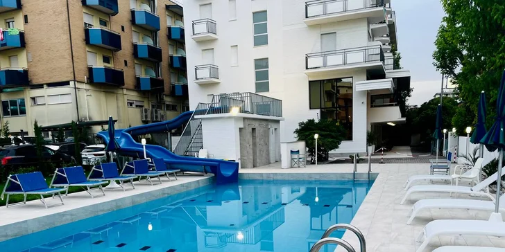 Rodinná dovolená u italského Jadranu: hotel 50 metrů od pláže, plná penze a koupání v bazénu, dítě zdarma