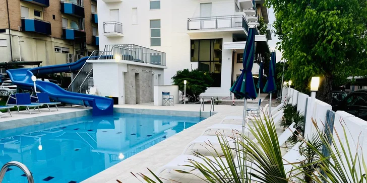 Dovolená s plnou penzí u italského Rimini: hotel 100 m od moře, bazén