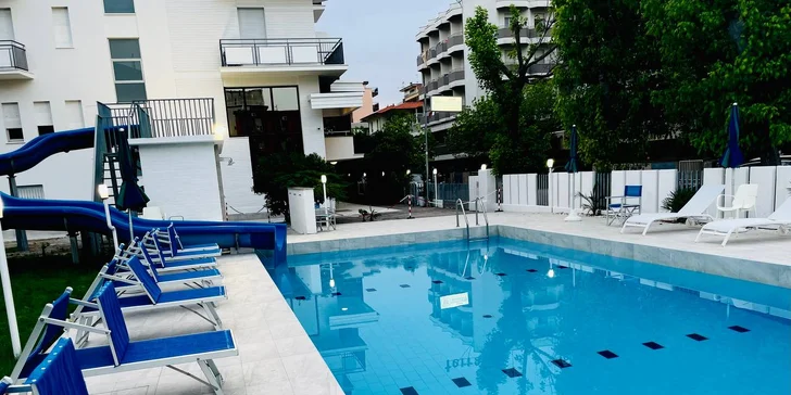 Dovolená s plnou penzí u italského Rimini: hotel 100 m od moře, bazén