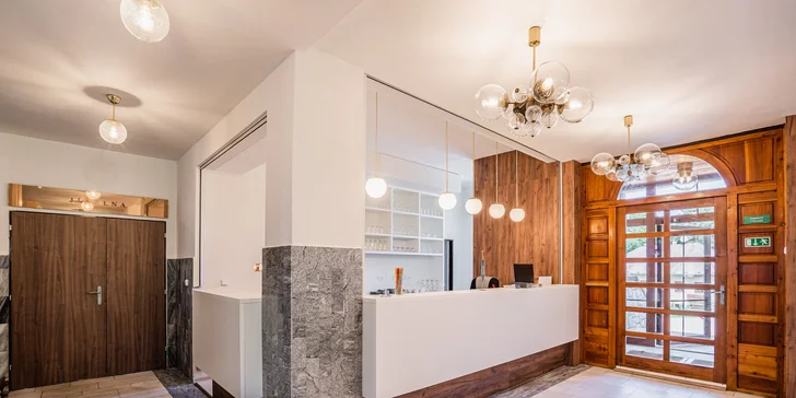 Zima na břehu Lipna: hotel s polopenzí, lyžování v Rakousku i bruslení na dosah ruky