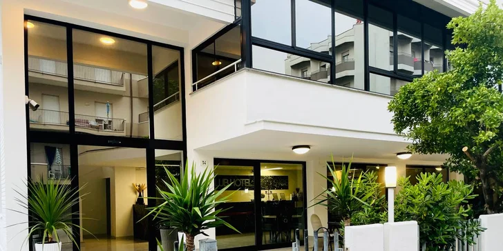 Dovolená s plnou penzí u italského Rimini: hotel 100 m od moře, bazén