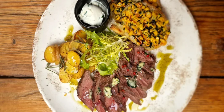 Tříchodové menu pro dva: telecí filírovaný steak, bruschetta, panna cotta i láhev prosecca