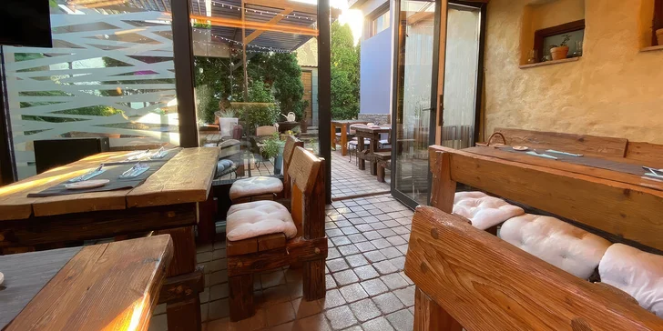 Tříchodové menu pro dva: telecí filírovaný steak, bruschetta, panna cotta i láhev prosecca