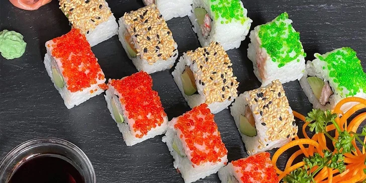 Pestré sushi sety v centru Ústí: 12 až 72 ks rolek s tuňákem, lososem i kaviárem
