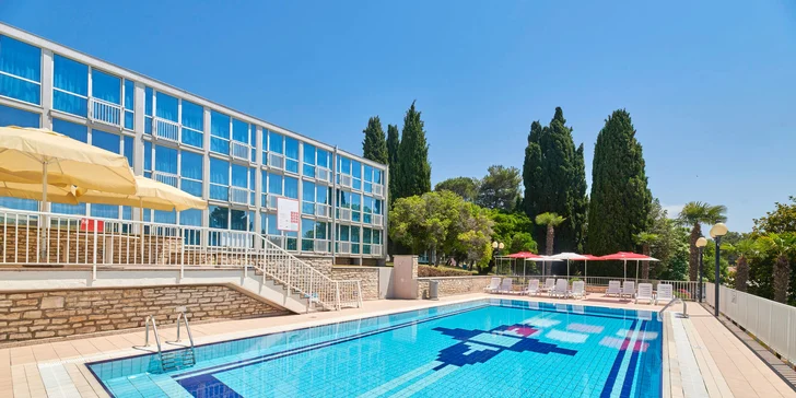 Chorvatská Istrie: 3* hotel v Poreči s all inclusive, 50 metrů na pláž, bazén i sport, first minute slevy
