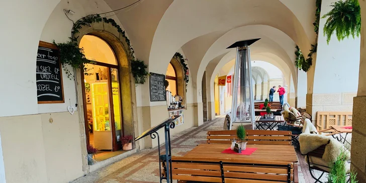 Česká klasika: 750–2000 Kč na cokoliv v restauraci U kanónu u Pražského hradu