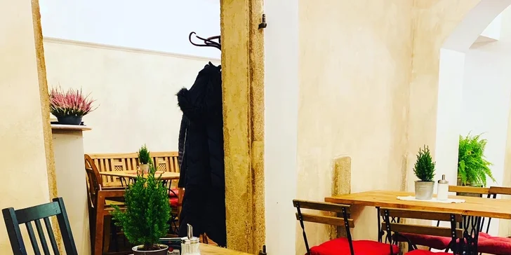 Česká klasika: 750–2000 Kč na cokoliv v restauraci U kanónu u Pražského hradu