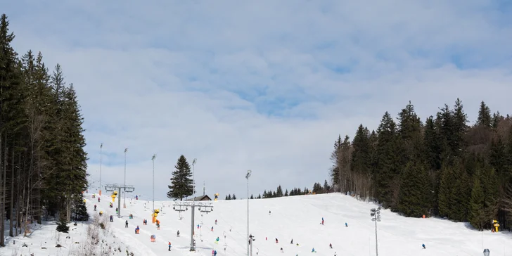 Zima na břehu Lipna: hotel s polopenzí, lyžování v Rakousku i bruslení na dosah ruky