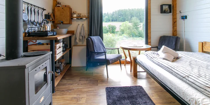 Glamping v krásně zařízeném otočném tiny house pro 2 osoby a víno i degustační set piv