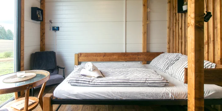 Glamping v krásně zařízeném otočném tiny house pro 2 osoby a víno i degustační set piv