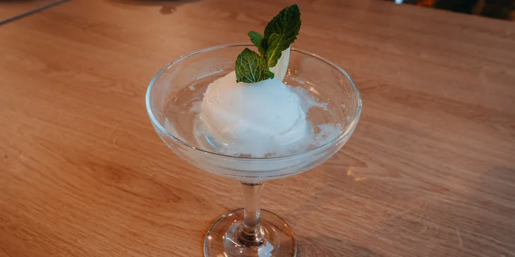 Degustační menu pro 2 osoby na okraji Pardubic: carpaccio, steaky, sorbet i dezert a káva
